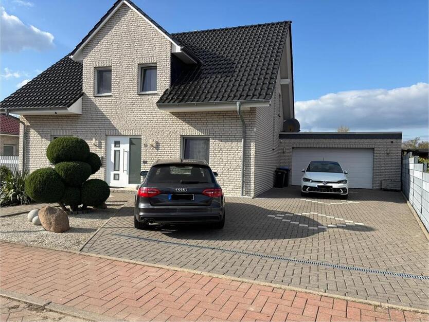 EFH im Baugebiet Kerksiek, mit großer Garage und Pool