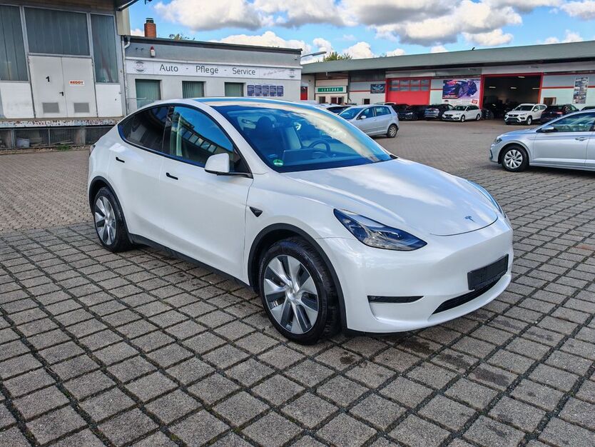 Tesla Model Y 15.315 km 41.970 € Braunschweig 38112