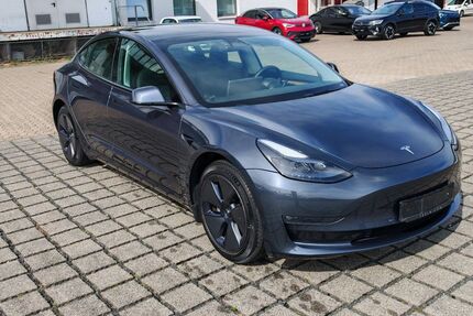 Tesla Model 3 126.187 km 27.970 &euro; Braunschweig 38112