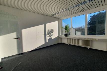 16m² Büro Erstbezug nach Renovierung + Parkplätze Optional: LagerFreiflächePaketservice