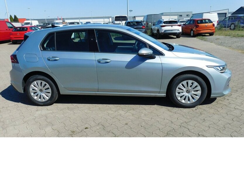 VW Golf VIII 1.5 TSI Navi Klima 6.700 km 20.990 € Vordorf 38533