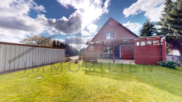 Zwei traumhafte Einfamilienhäuser auf großem Grundstück
