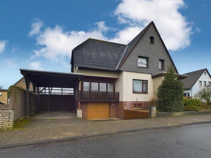 Ein-Zweifamilienhaus mit Tiefgarage & Carport