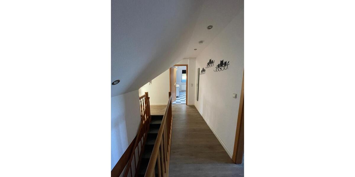 Dachgeschoßwohnung Edemissen - 4 Zimmer, 122 m&sup2;, 950&euro; | Angebot:25804869