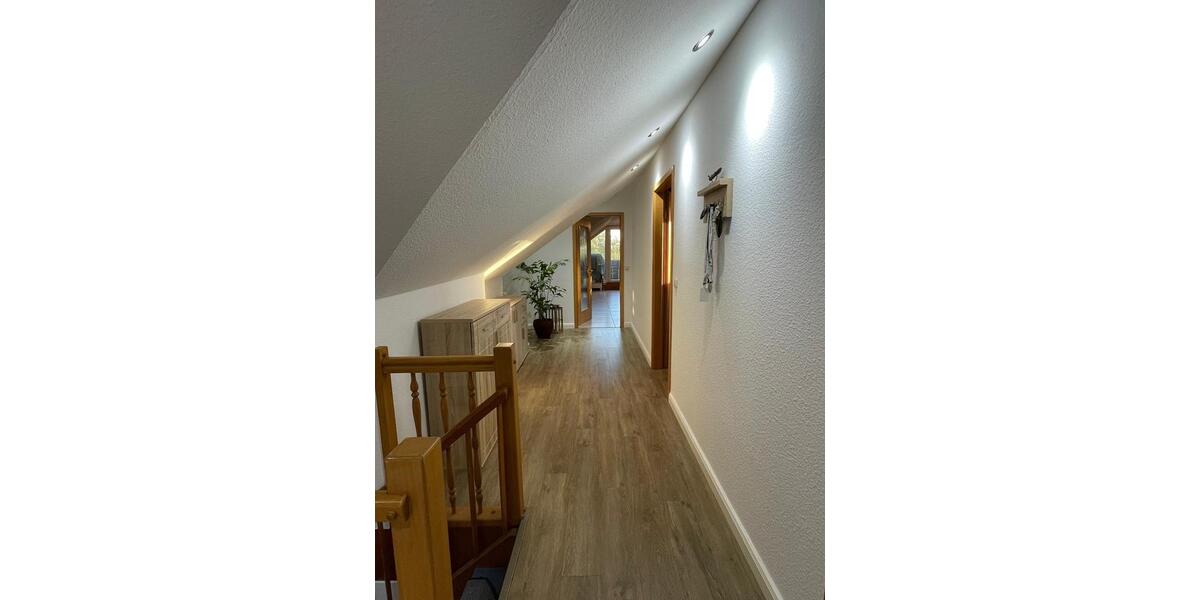 Dachgeschoßwohnung Edemissen - 4 Zimmer, 122 m&sup2;, 950&euro; | Angebot:25804869