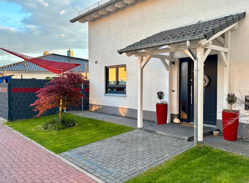 Familienfreundliches Einfamilienhaus mit Pool und Gartenparadies