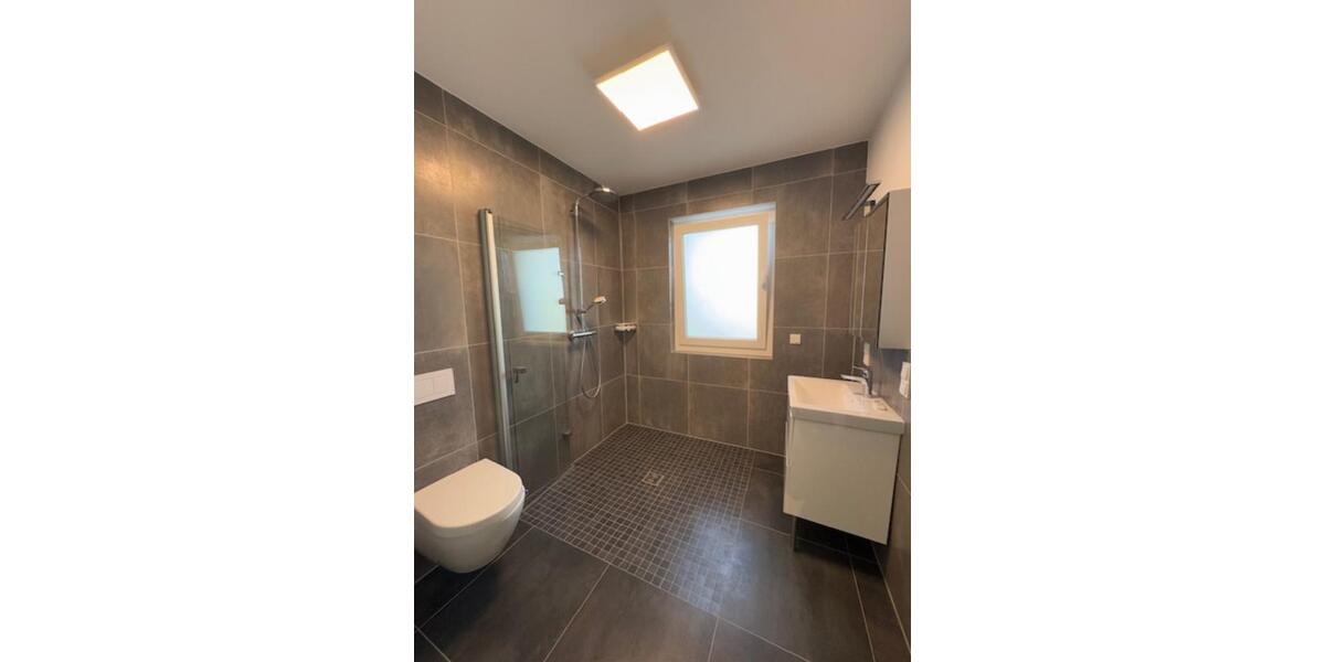 Neuwertige 3-Zi-Whg, EBK, 2Bäder, Tiefgarage, Keller, PV 3 zimmer