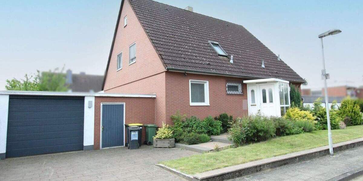 Charmantes Einfamilienhaus mit Schwimmhalle, Wintergarten und Kamin - Okal Fertighaus 7 zimmer