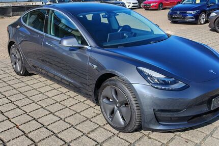 Tesla Model 3 233.610 km 17.470 &euro; Braunschweig 38112