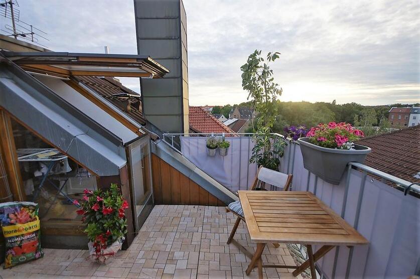Helle 3-Zimmer-Maisonette-Dachgeschoßwohnung mit Dachterrasse un