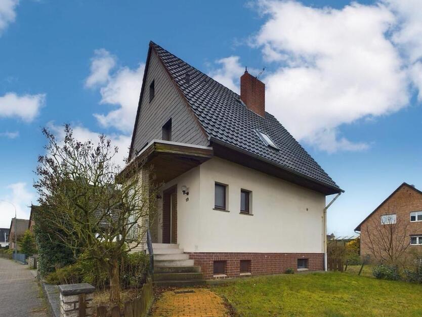 Ein-Zweifamilienhaus mit Tiefgarage & Carport