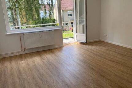 Nähe S-Bahnhof SülldorfErstbezug nach Renovierung, 2 Zi.-Whg.62m², EBK, neues Vollbad, gr. sonniger Balkon 1.070 inkl.