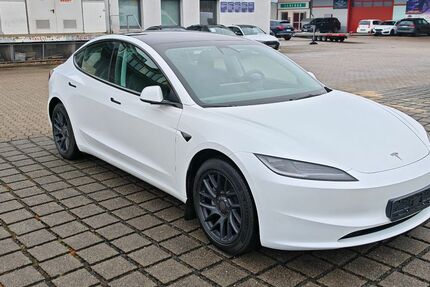Tesla Model 3 19.361 km 40.970 &euro; Braunschweig 38112