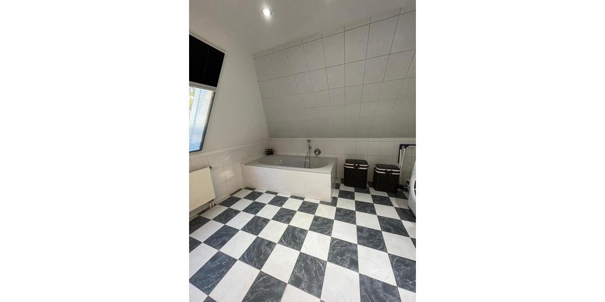 Dachgeschoßwohnung Edemissen - 4 Zimmer, 122 m&sup2;, 950&euro; | Angebot:25804869