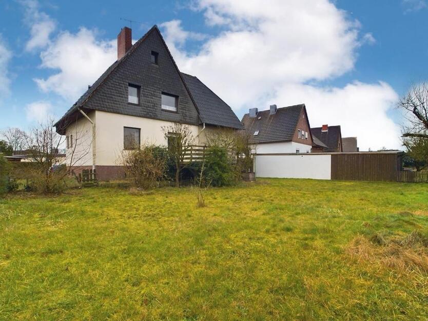 Ein-Zweifamilienhaus mit Tiefgarage & Carport