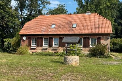 Haus mit Reitplatz und Pferdeboxen