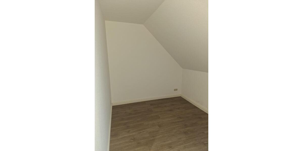 Dachgeschoßwohnung Edemissen - 4 Zimmer, 122 m&sup2;, 950&euro; | Angebot:25804869