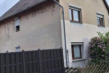 Einfamilienhaus (sanierungsbedürftig) in Braunschweig Broitzem mit schmalen aber sehr schönem GrundstückGarten inkl. kleinen Anbau und Garagen 4 zimmer