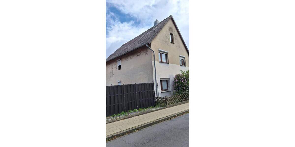 Einfamilienhaus (sanierungsbedürftig) in Braunschweig Broitzem mit schmalen aber sehr schönem GrundstückGarten inkl. kleinen Anbau und Garagen 4 zimmer