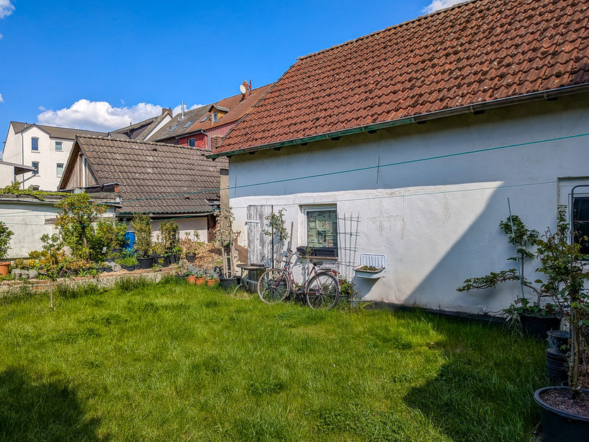 Handwerker aufgepasst! - Zentral gelegenes Mehrfamilienhaus mit Ausbaupotential 7 zimmer