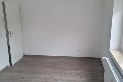 Ruhige, sanierte 3-Zimmer-Wohnung mit Balkon in Weddel – Bezug zimmer