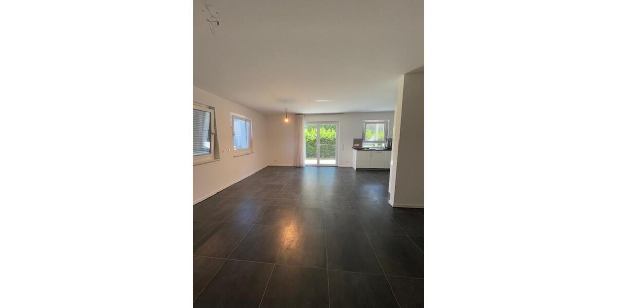 Neuwertige 3-Zi-Whg, EBK, 2Bäder, Tiefgarage, Keller, PV 3 zimmer