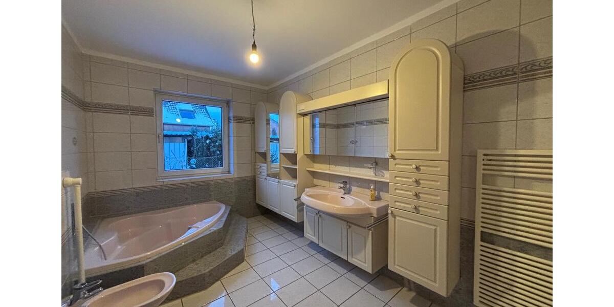 Erdgeschoßwohnung Isenbüttel - 4 Zimmer, 180 m&sup2;, 1.400&euro; | Angebot:24495070