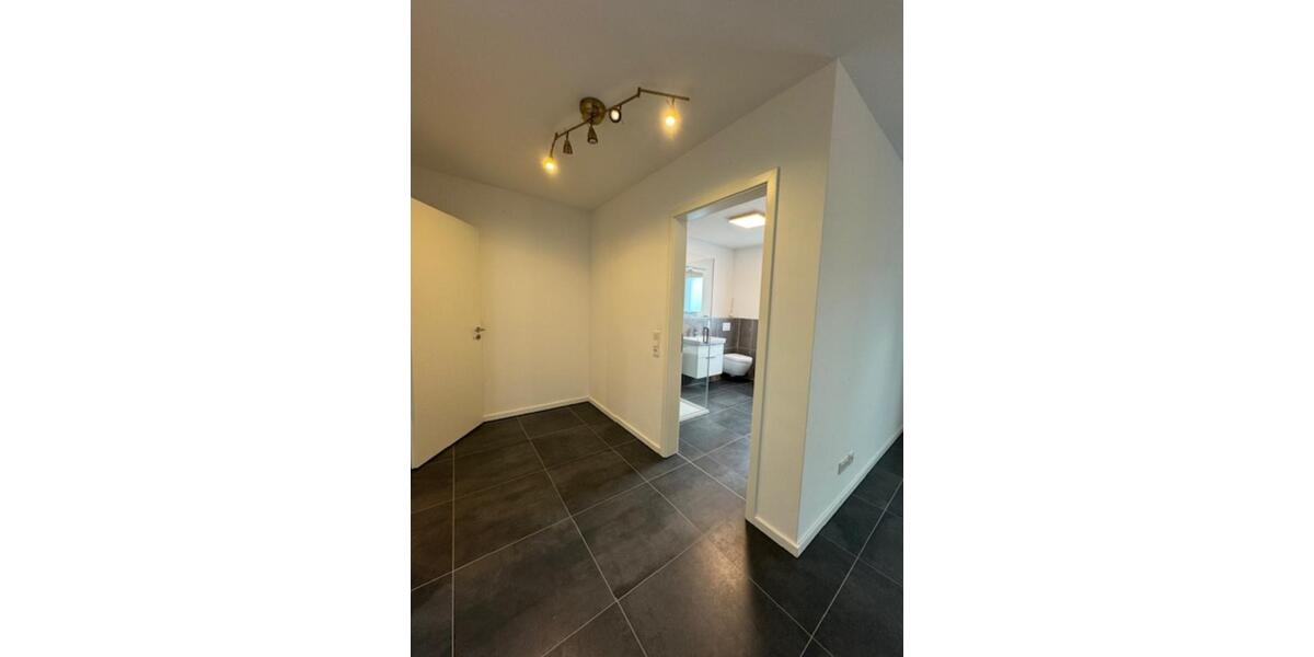 Neuwertige 3-Zi-Whg, EBK, 2Bäder, Tiefgarage, Keller, PV 3 zimmer