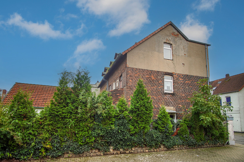 Handwerker aufgepasst! - Zentral gelegenes Mehrfamilienhaus mit Ausbaupotential 7 zimmer