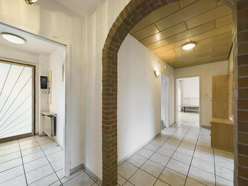 Ein-Zweifamilienhaus mit Tiefgarage & Carport